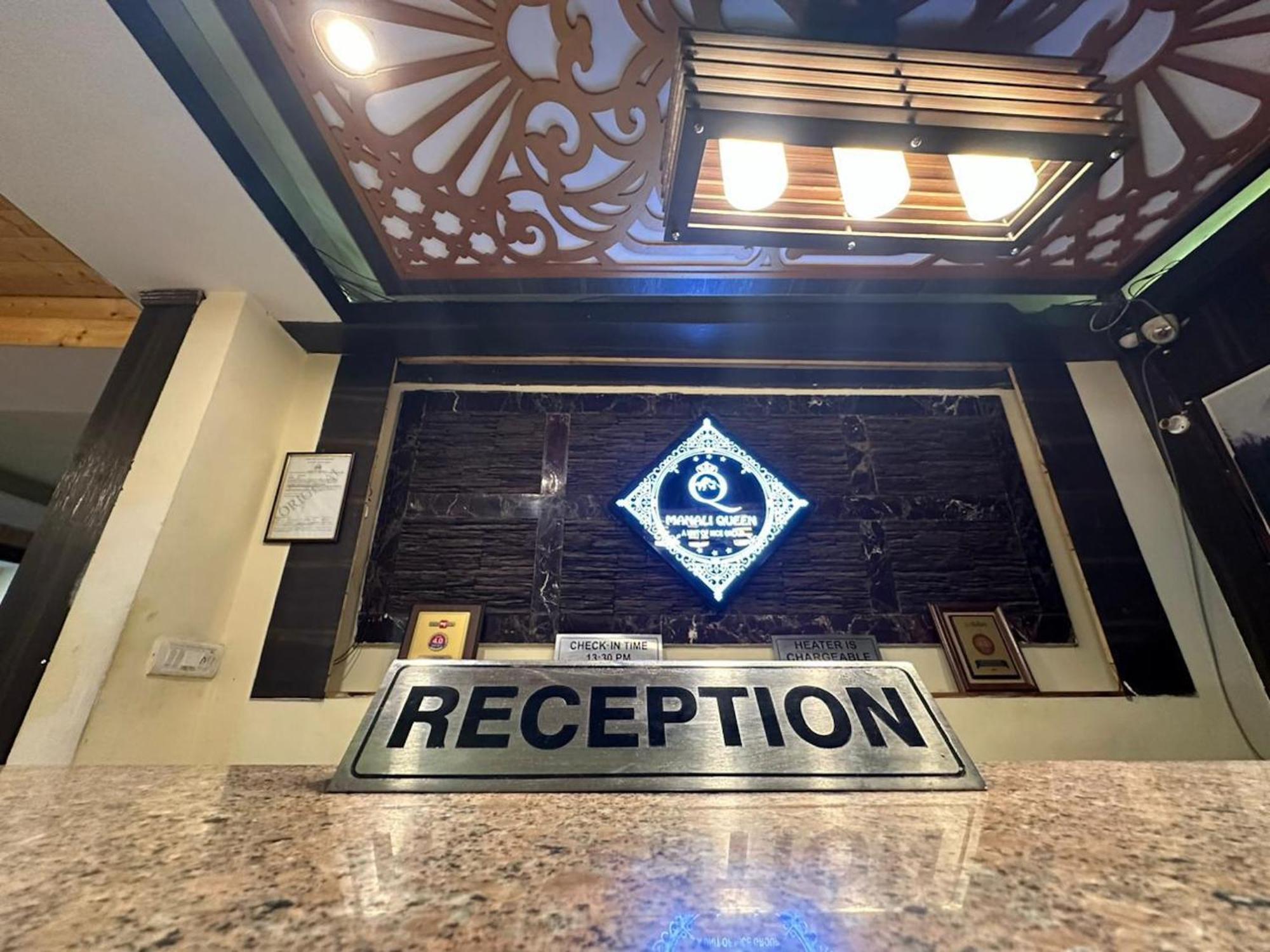 Hotel Manali Queen エクステリア 写真