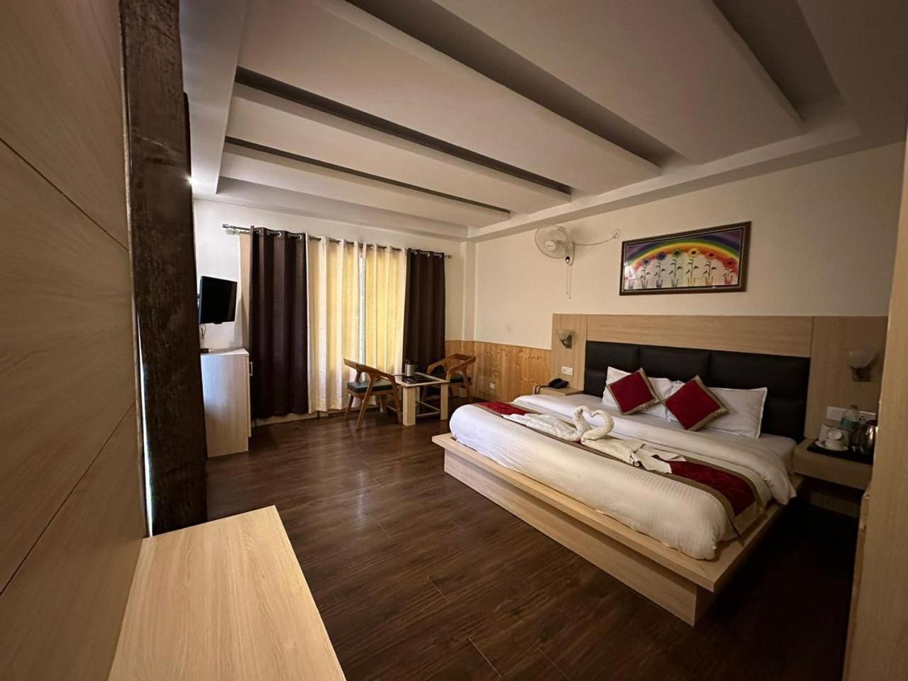 Hotel Manali Queen エクステリア 写真